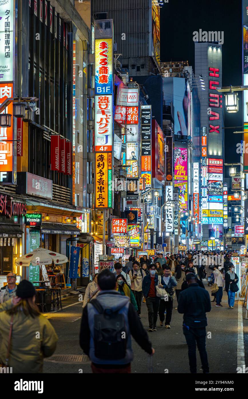 Touristes et habitants marchant dans shinjuku Golden gai la nuit Banque D'Images