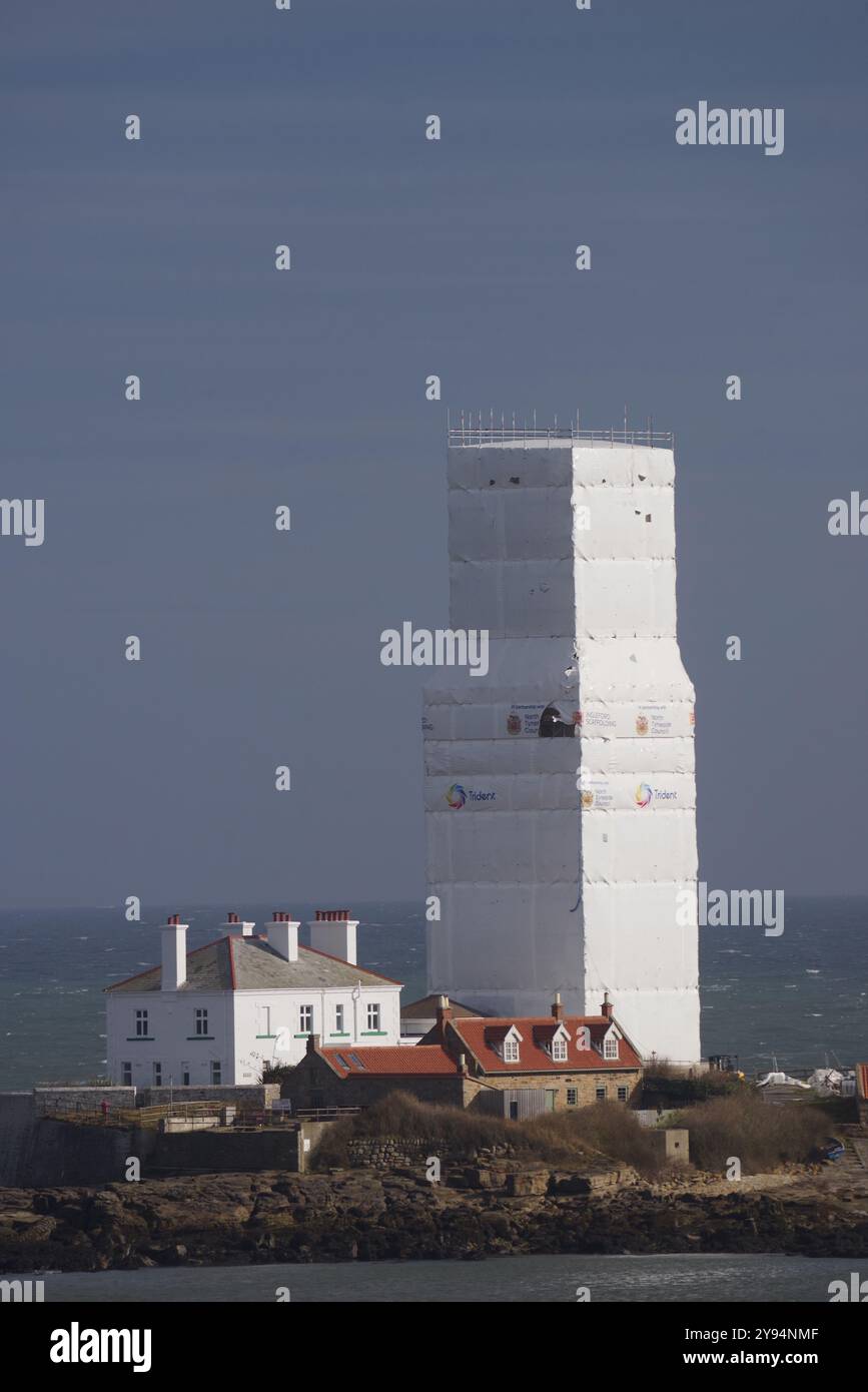 Whitley Bay, Angleterre, 6 octobre 2024. Le phare de l'île Sainte-Marie est recouvert d'échafaudages et de bâches pour permettre des rénovations. Crédit : Colin Edwards Banque D'Images