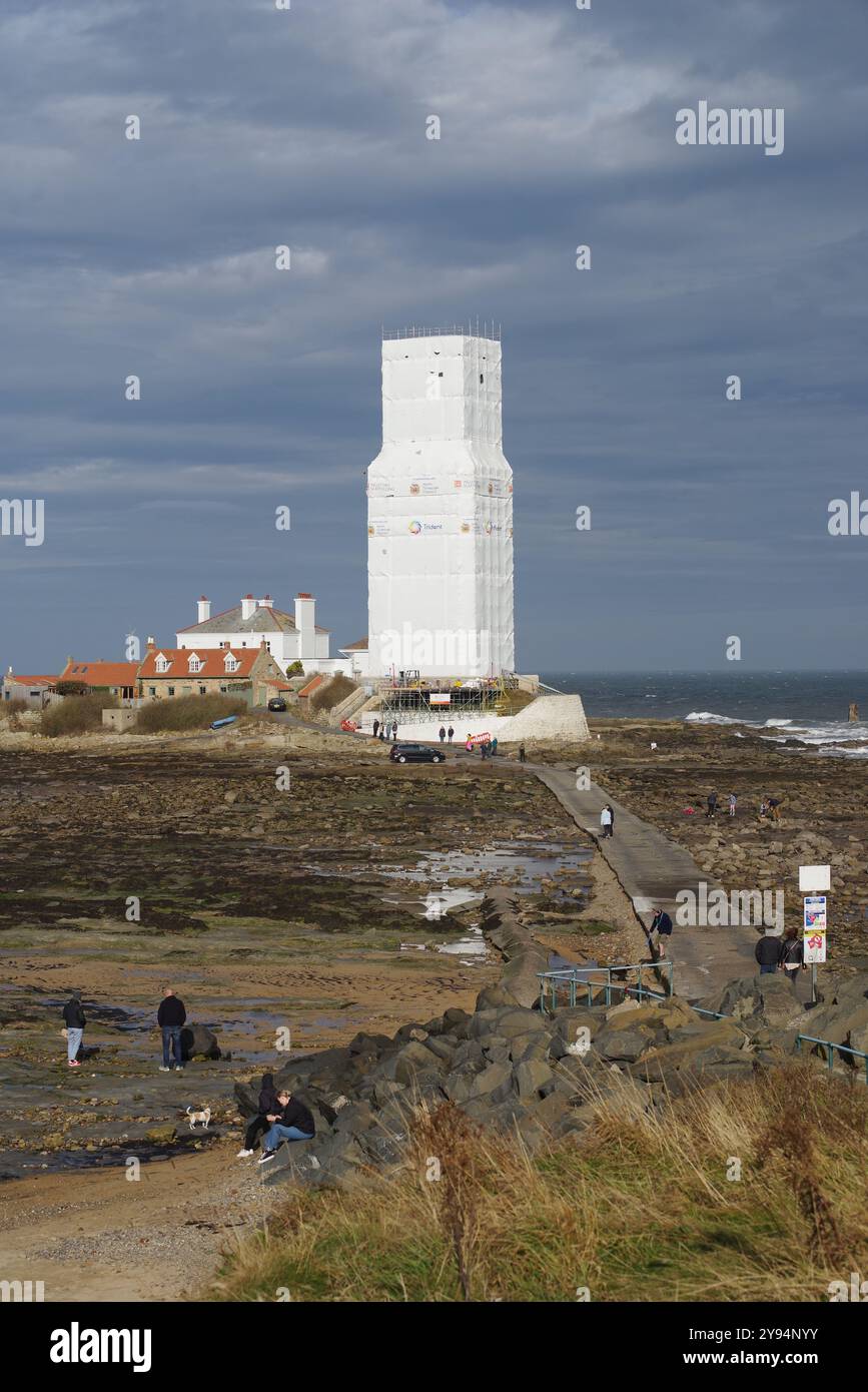 Whitley Bay, Angleterre, 6 octobre 2024. Le phare de l'île Sainte-Marie est recouvert d'échafaudages et de bâches pour permettre des rénovations. Crédit : Colin Edwards Banque D'Images