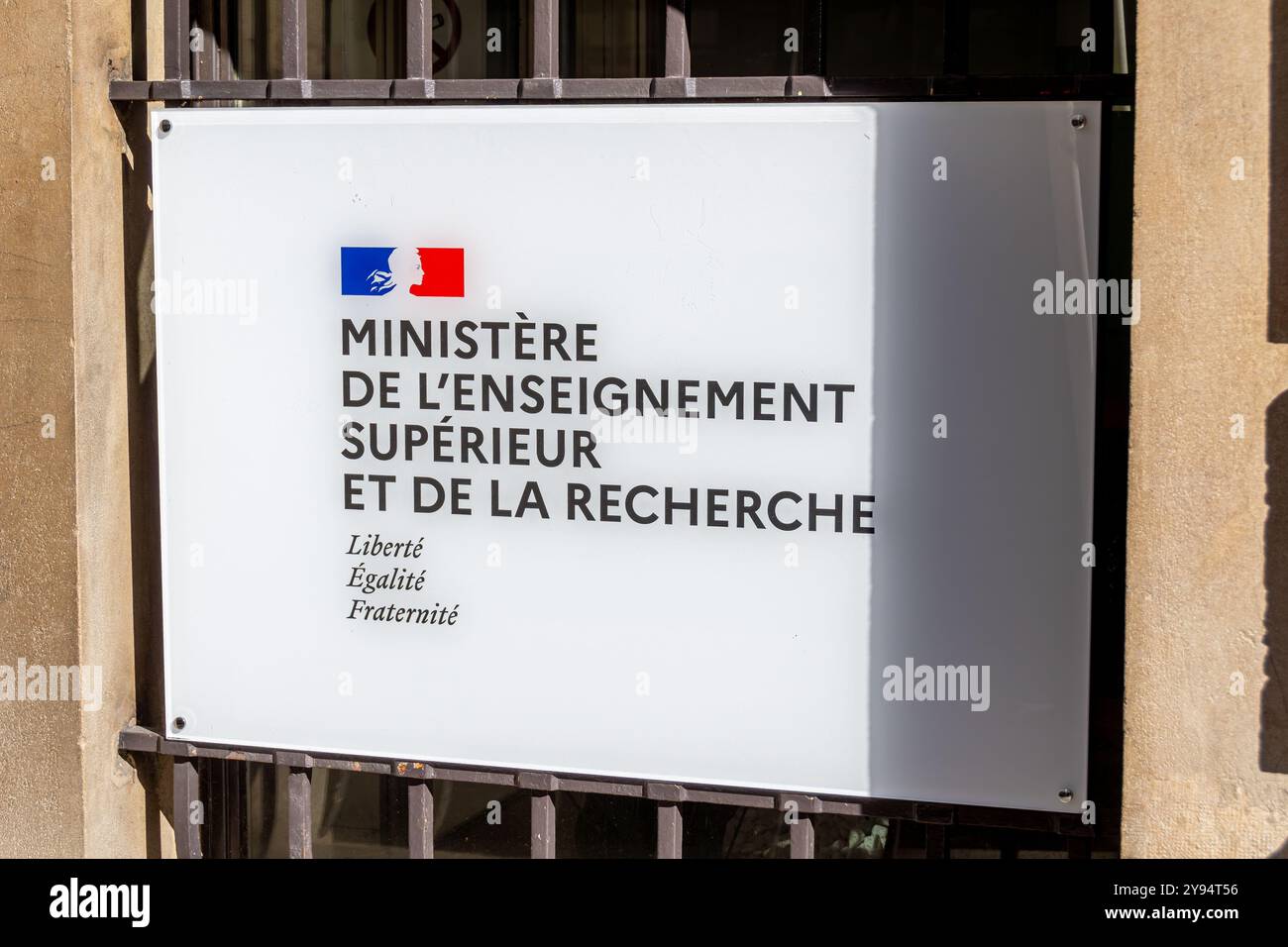 Gros plan de l'enseigne à l'entrée du bâtiment du Ministère de l'enseignement supérieur et de la recherche avec le logo de la République française Banque D'Images