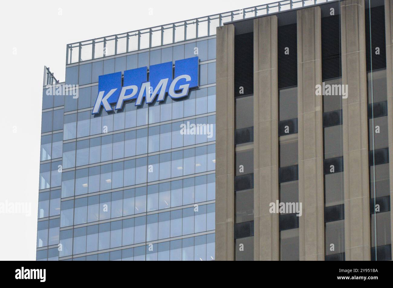 Toronto, ON, Canada -5 juin 2024 : vue au panneau KPMG. KPMG est un réseau multinational de services professionnels Banque D'Images
