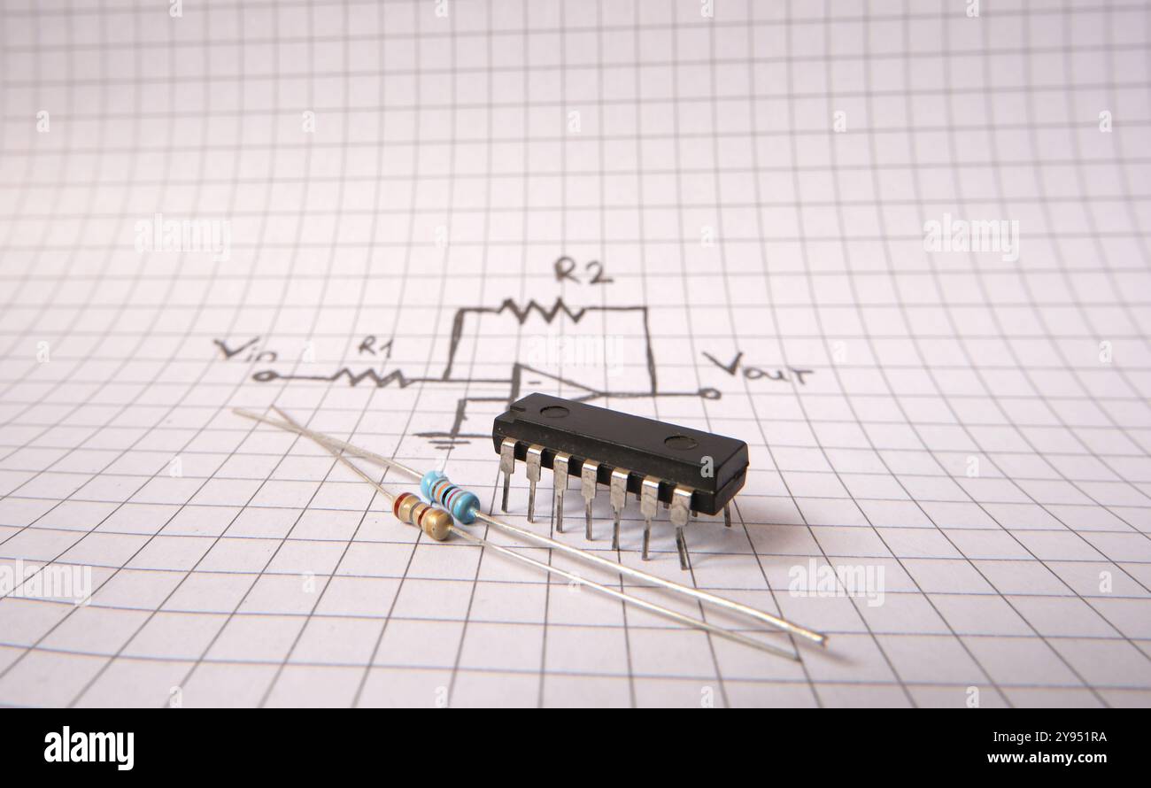 Composants électroniques sur dessin d'acircuit. Projets industriels ou concept de formation en ingénierie. Amplificateur opérationnel. Banque D'Images