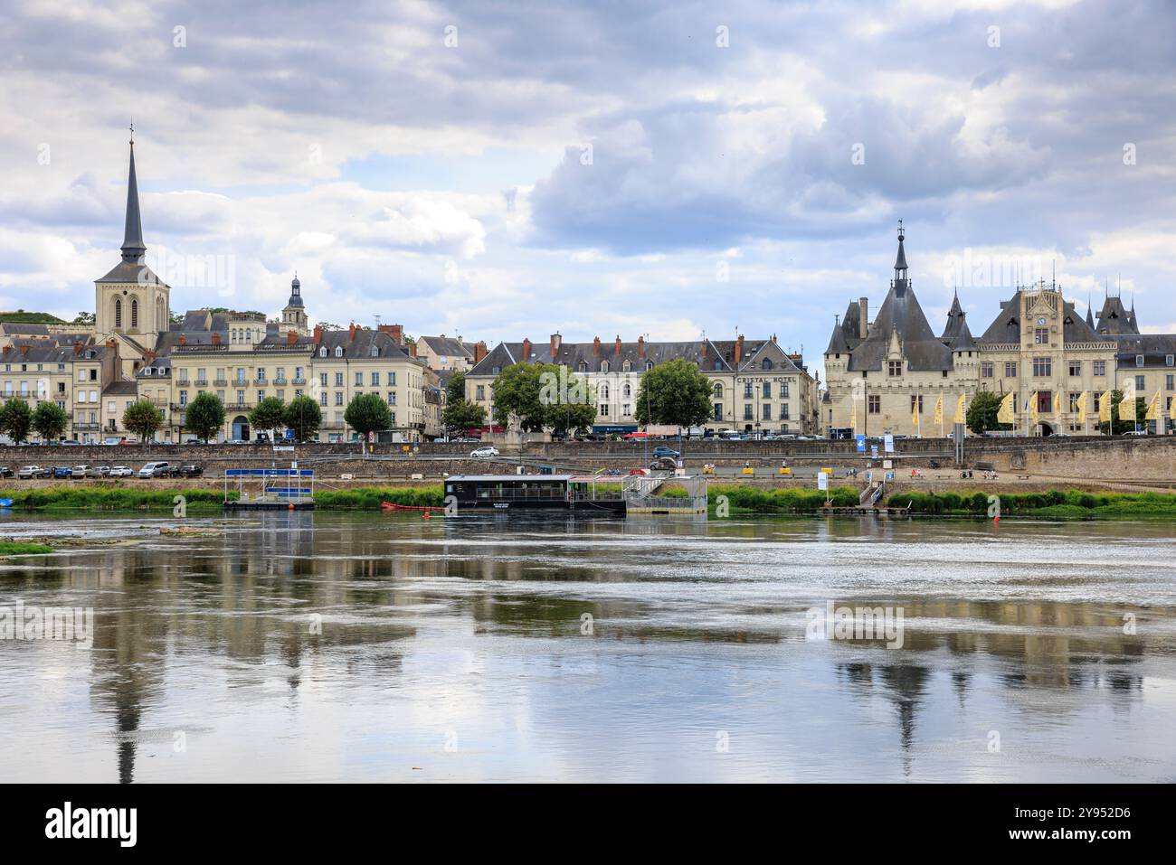 Ville de Saumur, France, située au bord de la Loire sous un beau paysage nuageux pendant la journée. Banque D'Images