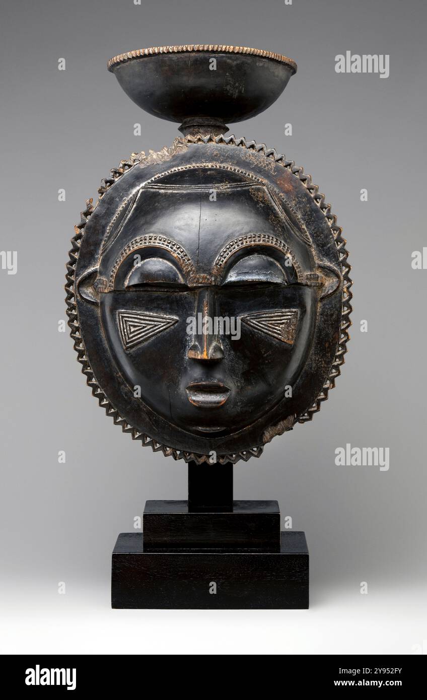 Masque de lune par les peuples Baule de Côte d'Ivoire vers 1880, début du XXe siècle utilisé dans les cérémonies traditionnelles pour représenter les esprits. Crédit : Metropolitan Museum of Art / Universal Art Archive Banque D'Images