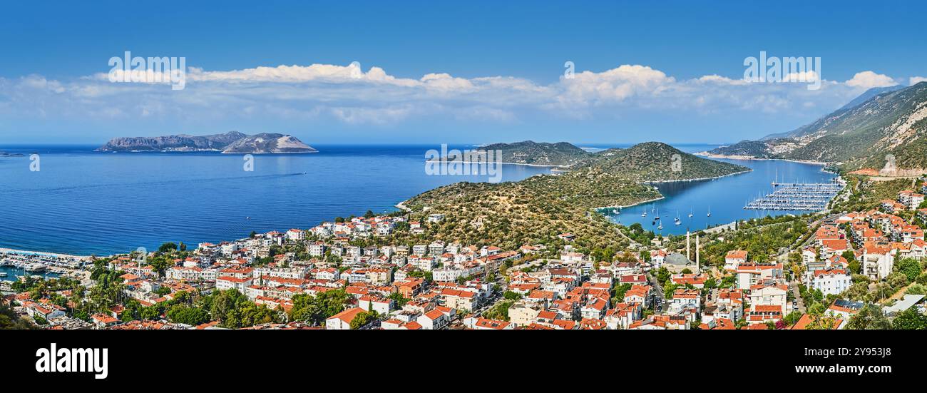Vue panoramique sur la côte méditerranéenne de la Turquie, la ville de Kas et l'île grecque de Kastellorizo à distance Banque D'Images