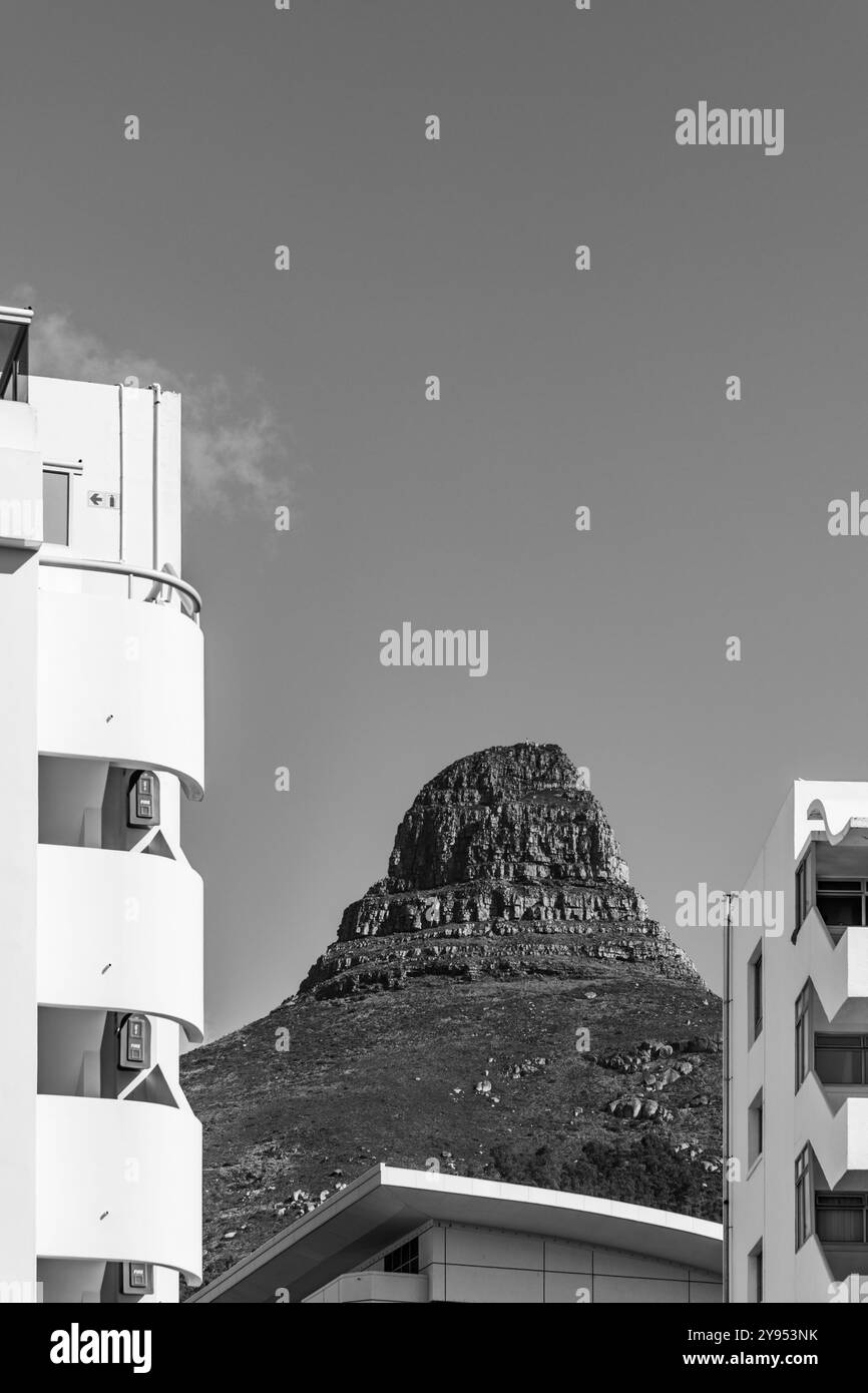 Sommet de la tête des lions à table Mountain jetant un coup d'œil entre deux immeubles de grande hauteur Banque D'Images