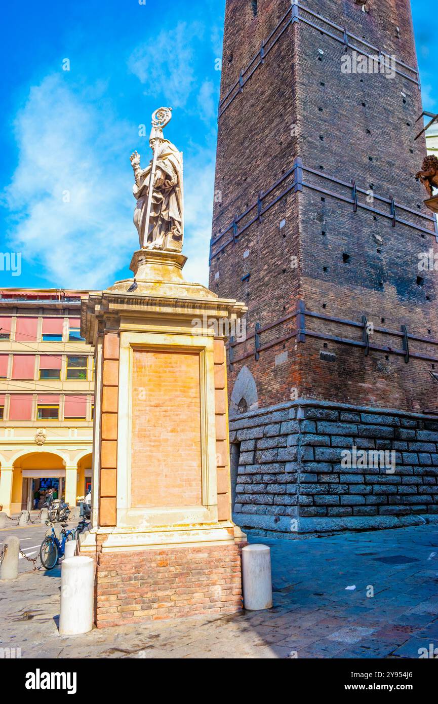 La statue de Saint Petronius et la tour Garisenda penchée de Bologne, Italie Banque D'Images
