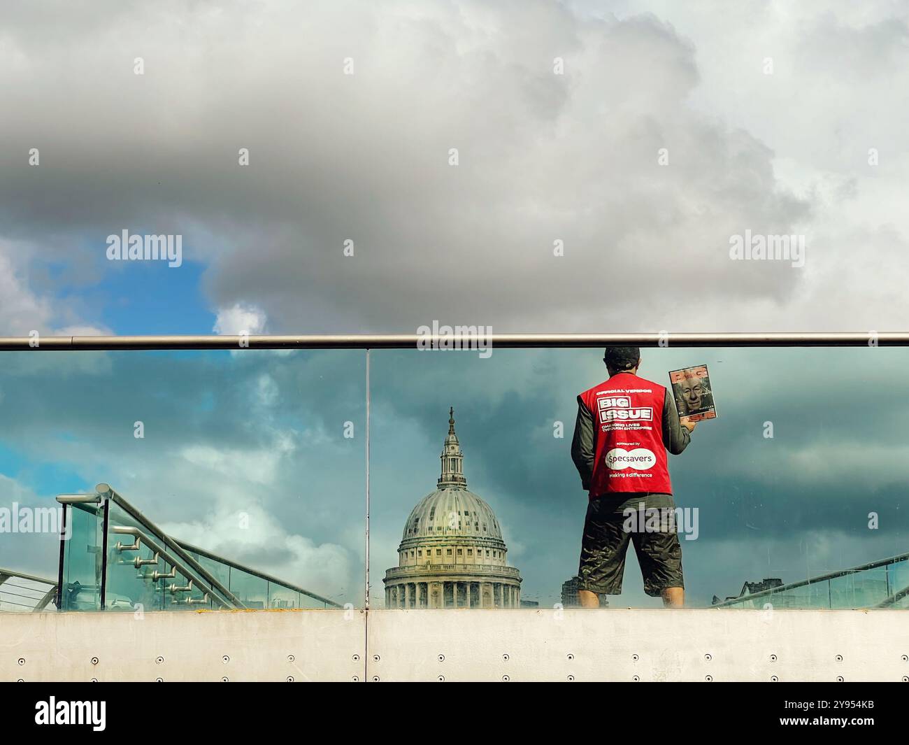 Gros numéro vendeur sur le pont Millennium avec la cathédrale St Pauls à distance, Londres, Royaume-Uni Banque D'Images