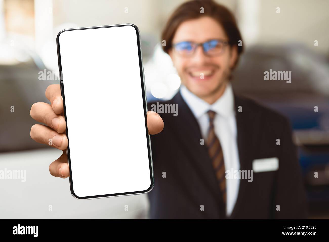 Agent Montrant La Clé De Voiture En Position Debout Dans Le Bureau De Location D'Automobile Banque D'Images