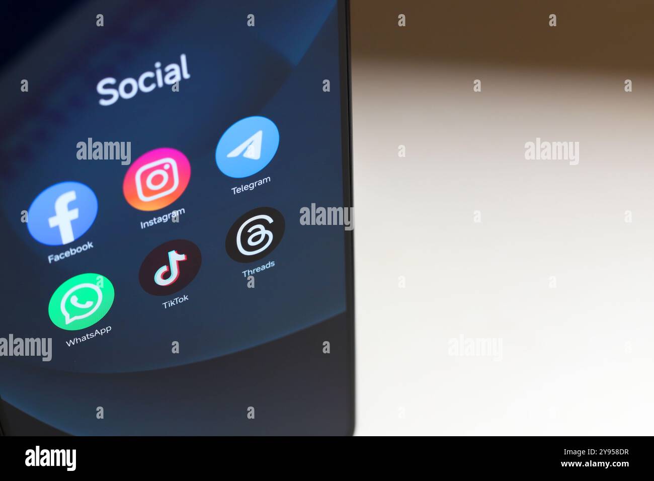 8 octobre 2024, Brésil. Dans cette illustration photo, le logo des applications Facebook, Instagram, WhatsApp, TikTok et threads est affiché sur un scre de smartphone Banque D'Images