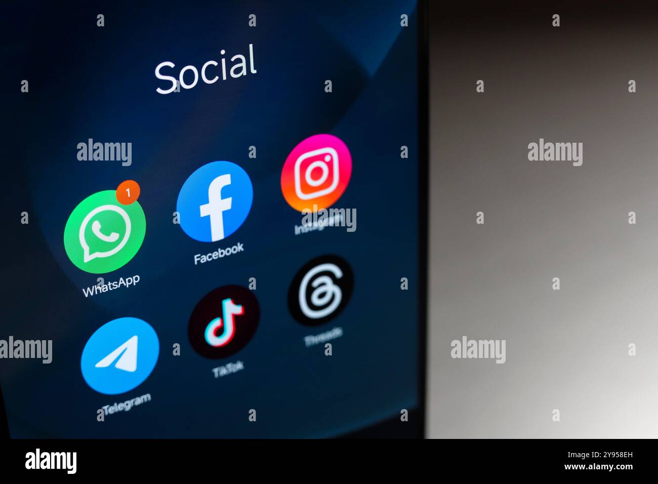 8 octobre 2024, Brésil. Dans cette illustration photo, le logo des applications Facebook, Instagram, WhatsApp, TikTok et threads est affiché sur un scre de smartphone Banque D'Images
