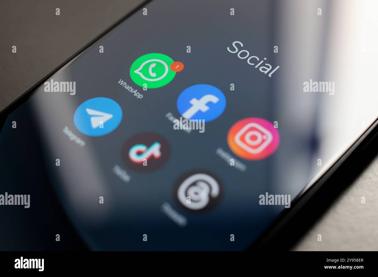 8 octobre 2024, Brésil. Dans cette illustration photo, le logo des applications Facebook, Instagram, WhatsApp, TikTok et threads est affiché sur un scre de smartphone Banque D'Images