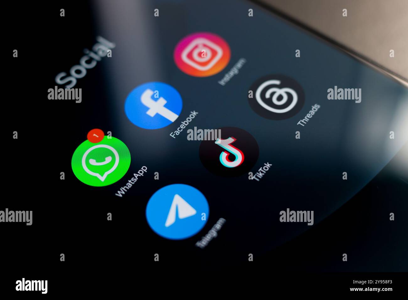 8 octobre 2024, Brésil. Dans cette illustration photo, le logo des applications Facebook, Instagram, WhatsApp, TikTok et threads est affiché sur un scre de smartphone Banque D'Images