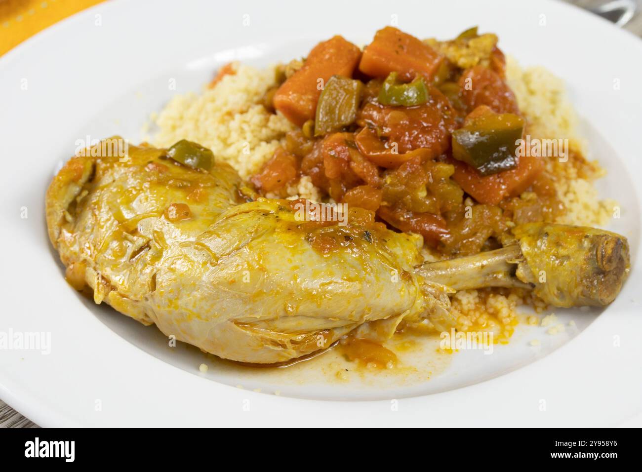 poulet avec légumes et semoule dans une assiette Banque D'Images