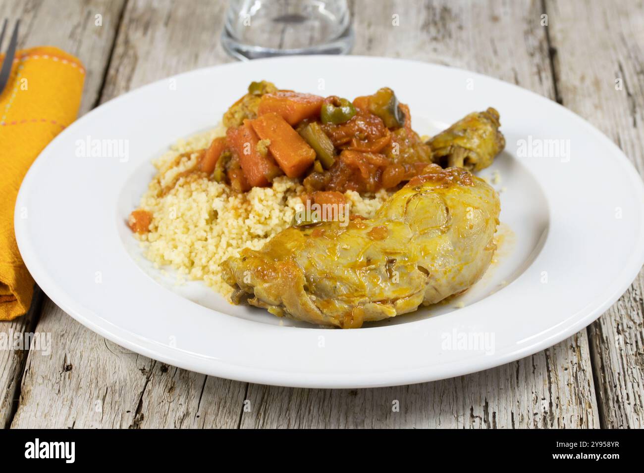 poulet avec légumes et semoule dans une assiette Banque D'Images