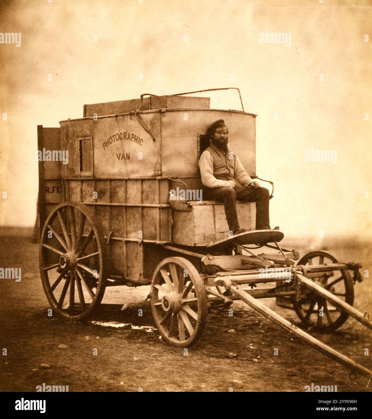 La camionnette de l'artiste. Marcus Sparling, portrait en pied, assis sur la camionnette photographique de Roger Fenton, 1855 Banque D'Images