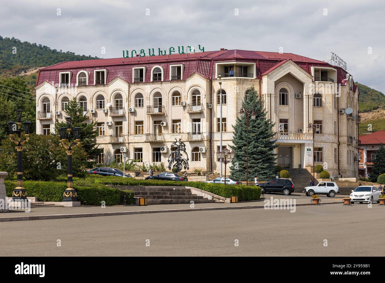 Stepanakert, République d'Artsakh, Azerbaïdjan - 04. Septembre 2019 : vue sur les rues de la ville de Stepanakert. Buildind monumental le long de la rue. Banque D'Images