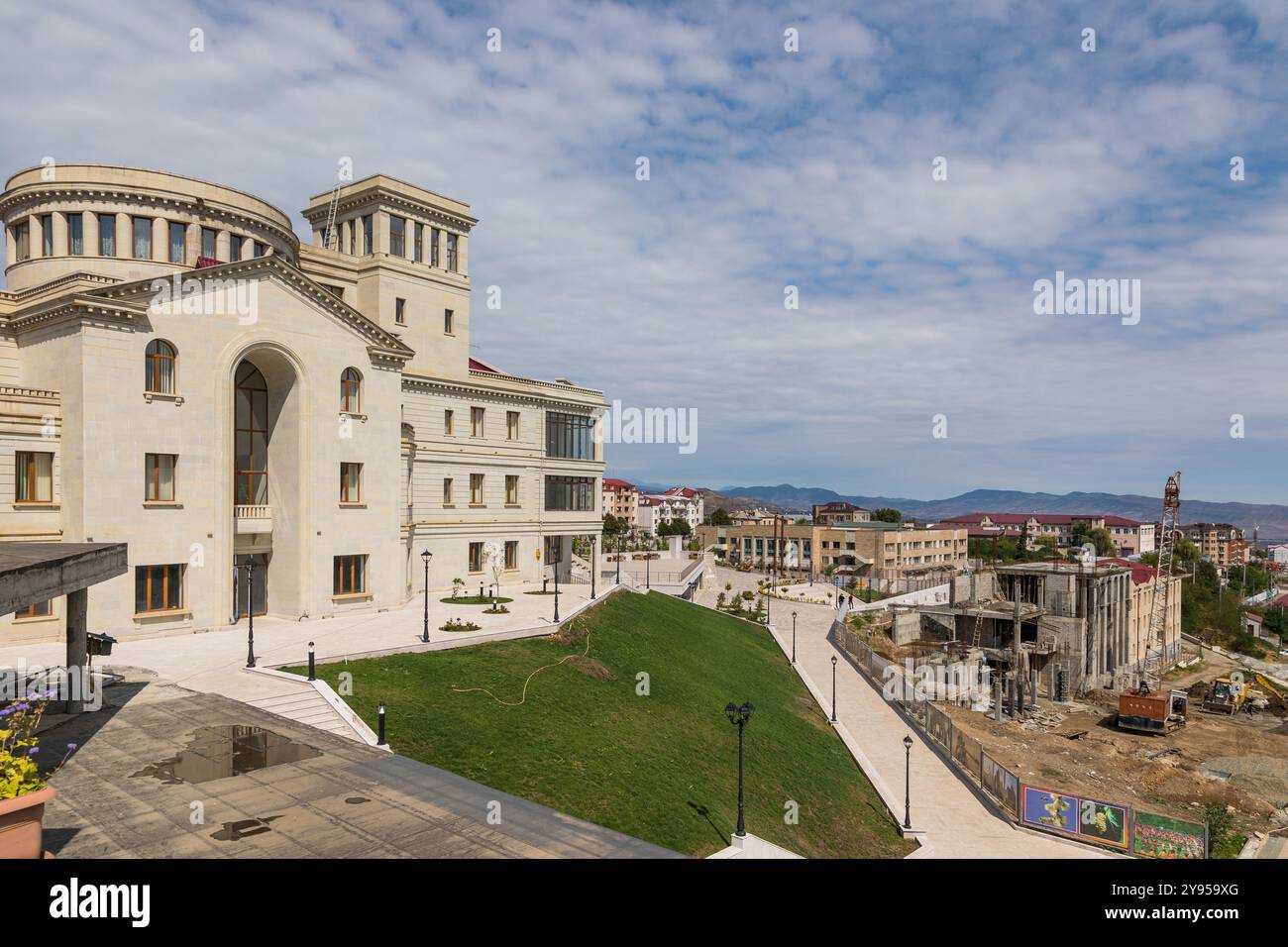 Stepanakert, République d'Artsakh, Azerbaïdjan - 04 septembre 2019 : vue sur les rues de la ville de Stepanakert. Buildind monumental le long de la rue. Banque D'Images