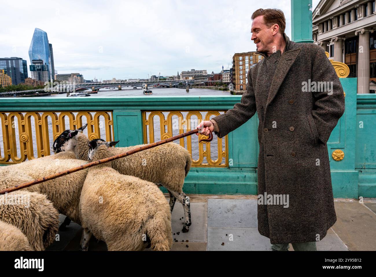 L'acteur hollywoodien Damian Lewis dirige la promenade annuelle des moutons sur le pont Southwark lors d'un événement organisé par la Worshipful Company of Woolmen, Londres, Royaume-Uni. Banque D'Images