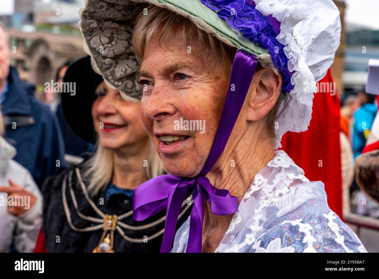 Une femme habillée en Bo Peep à la foire annuelle Sheep Drive & Livery organisée par la Worshipful Company of Woolmen, Southwark Bridge, Londres, Royaume-Uni. Banque D'Images