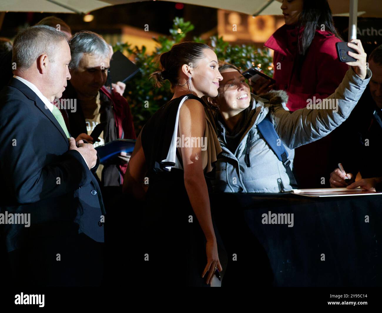 ZURICH / SUISSE, 8 octobre 2024. Alicia Vikander arrive sur le tapis vert pour 'The Assessment' et signe des autographes lors du 20ème Festival du film de Zurich sur le Corso le 08 octobre 2024 à Zurich, Suisse. Crédits : Walter Gilgen Banque D'Images