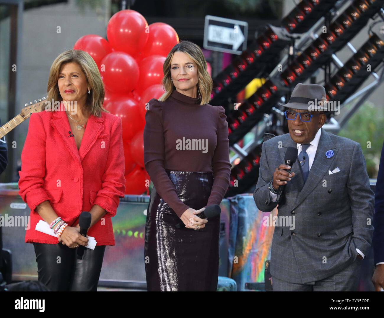 8 octobre 2024, New York, New York, États-Unis : today’ accueille HODA KOTB, SAVANNAH GUTHRIE et Al ROKER vus lors de la performance du groupe COLDPLAY’ lors de l'émission Today organisée au Rockefeller Plaza. (Crédit image : © Nancy Kaszerman/ZUMA Press Wire) USAGE ÉDITORIAL SEULEMENT! Non destiné à UN USAGE commercial ! Banque D'Images