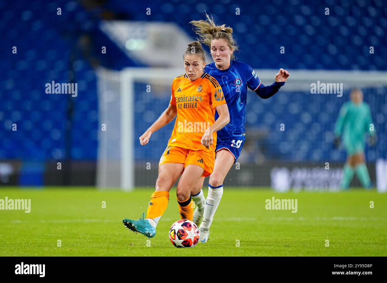 Ingrid Angeldahl du Real Madrid (à gauche) et Wieke Kaptein de Chelsea (à droite) s'affrontent pour le ballon lors de la phase de groupes de l'UEFA Women's Champions League à Stamford Bridge, Londres. Date de la photo : mardi 8 octobre 2024. Banque D'Images