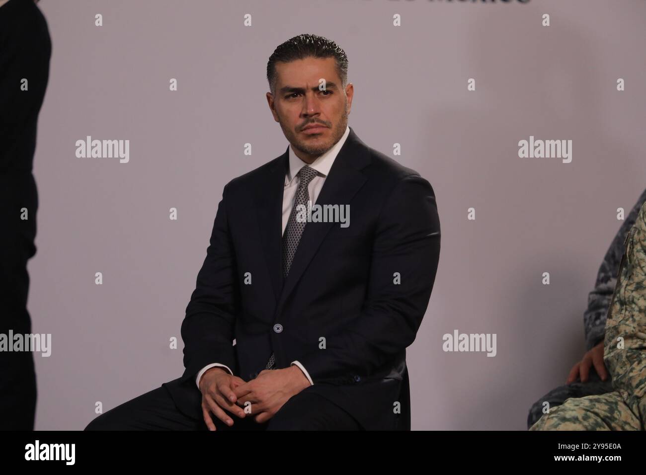 Non exclusif : Omar García Harfuch, secrétaire à la sécurité et à la protection des citoyens lors d'une conférence d'information, où a présenté le National Securit Banque D'Images