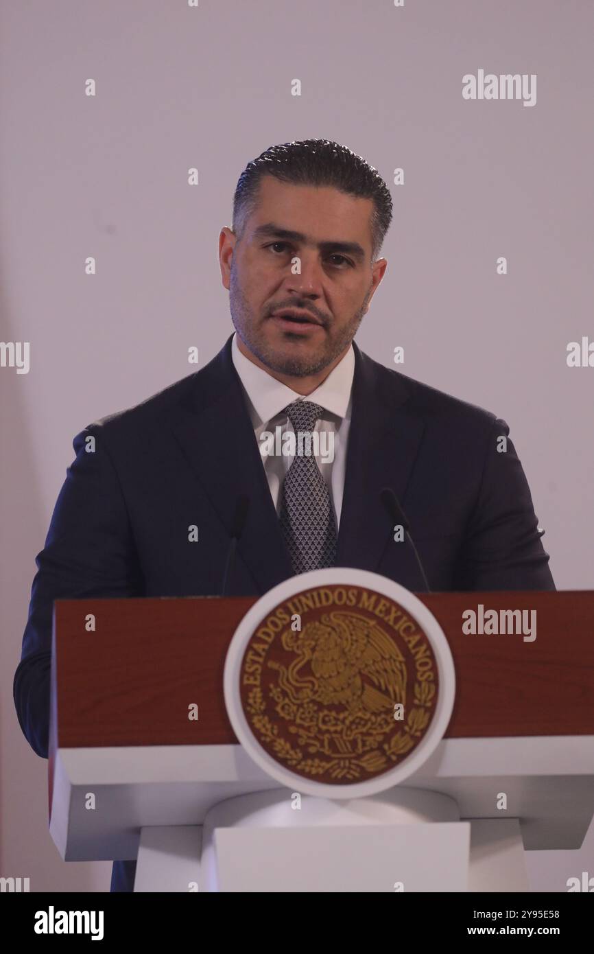 Non exclusif : Omar García Harfuch, secrétaire à la sécurité et à la protection des citoyens lors d'une conférence d'information, où a présenté le National Securit Banque D'Images