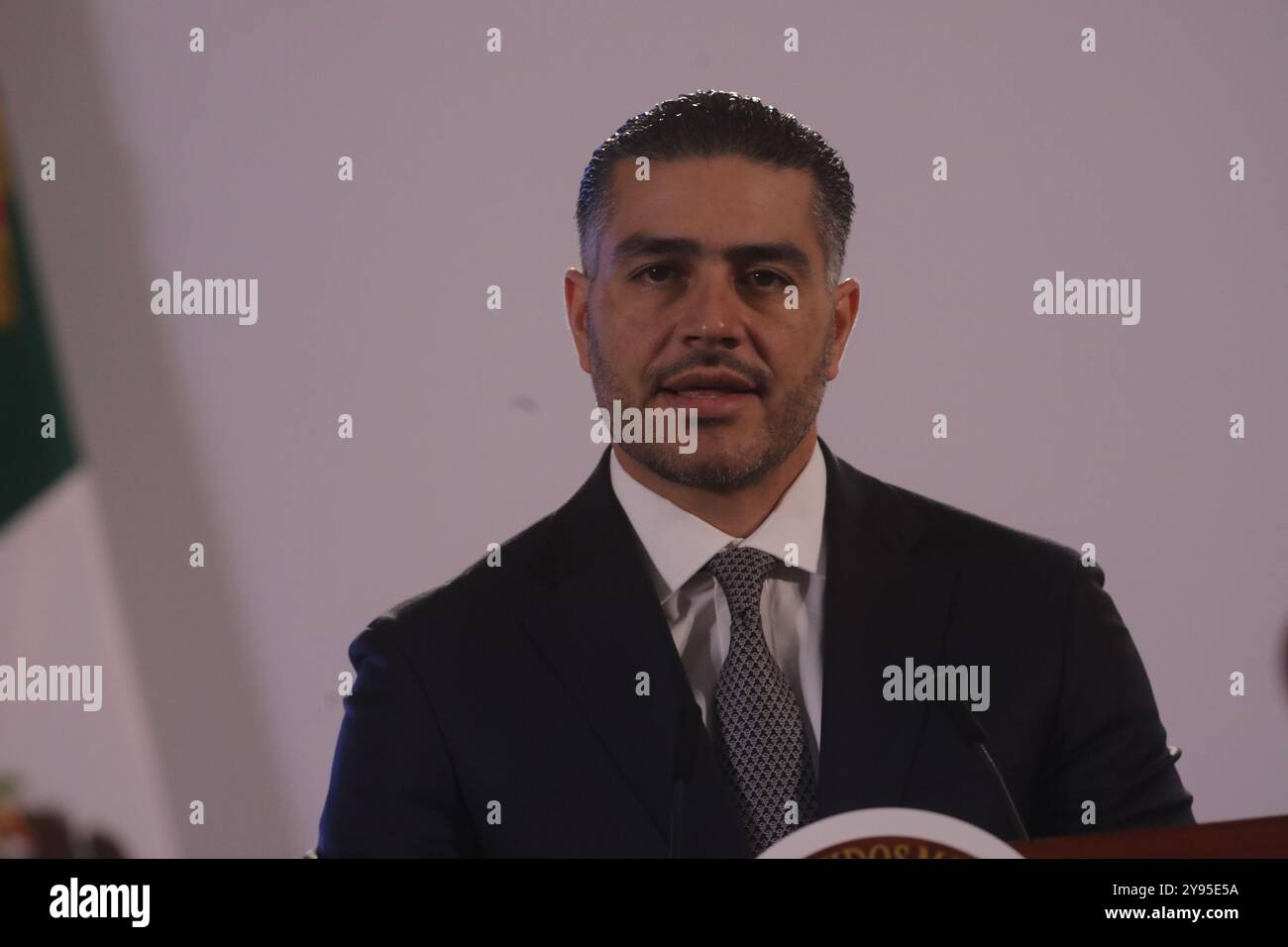 Non exclusif : Omar García Harfuch, secrétaire à la sécurité et à la protection des citoyens lors d'une conférence d'information, où a présenté le National Securit Banque D'Images