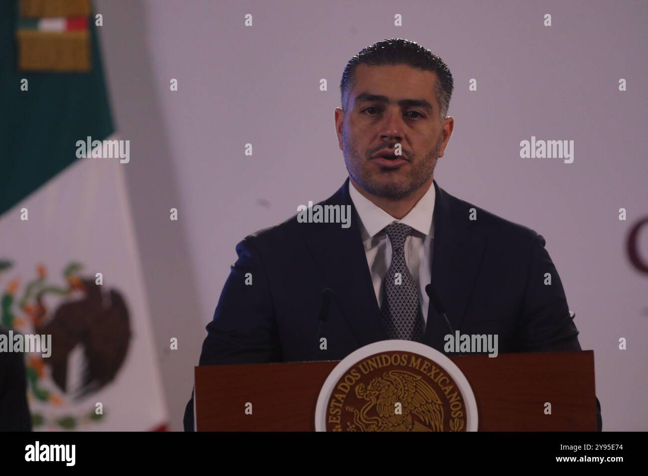 Non exclusif : Omar García Harfuch, secrétaire à la sécurité et à la protection des citoyens lors d'une conférence d'information, où a présenté le National Securit Banque D'Images