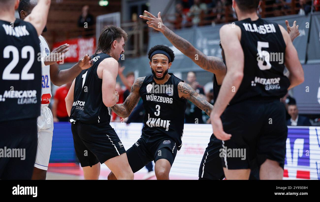 Wuerzbourg, Allemagne. 08 octobre 2024. IM Bild : v.Li. Zachary Seljaas (paniers de Wuerzburg, 1), Mike Davis Jr. (paniers de Wuerzburg, 3), Mike Lewis II (paniers de Wuerzburg, 0) und Owen Klassen (paniers de Wuerzburg, 5) jubeln nach einem erfolgreichen Dreier 08.10.2024, FIT/One Wuerzburg Baskets v. KK Igokea, Ligue des champions de basket-ball, 2. Spieltag, Deutschland, Wuerzburg, tectake-Arena, crédit : dpa/Alamy Live News Banque D'Images