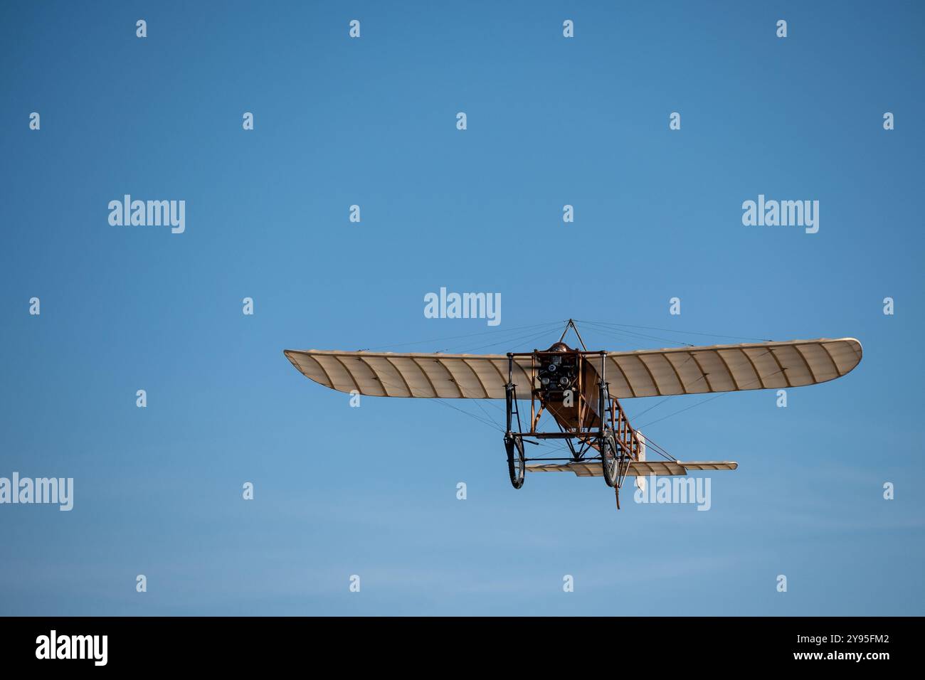 Avion vintage Bleriot XI volant dans le ciel bleu. Avion radiocommandé Banque D'Images