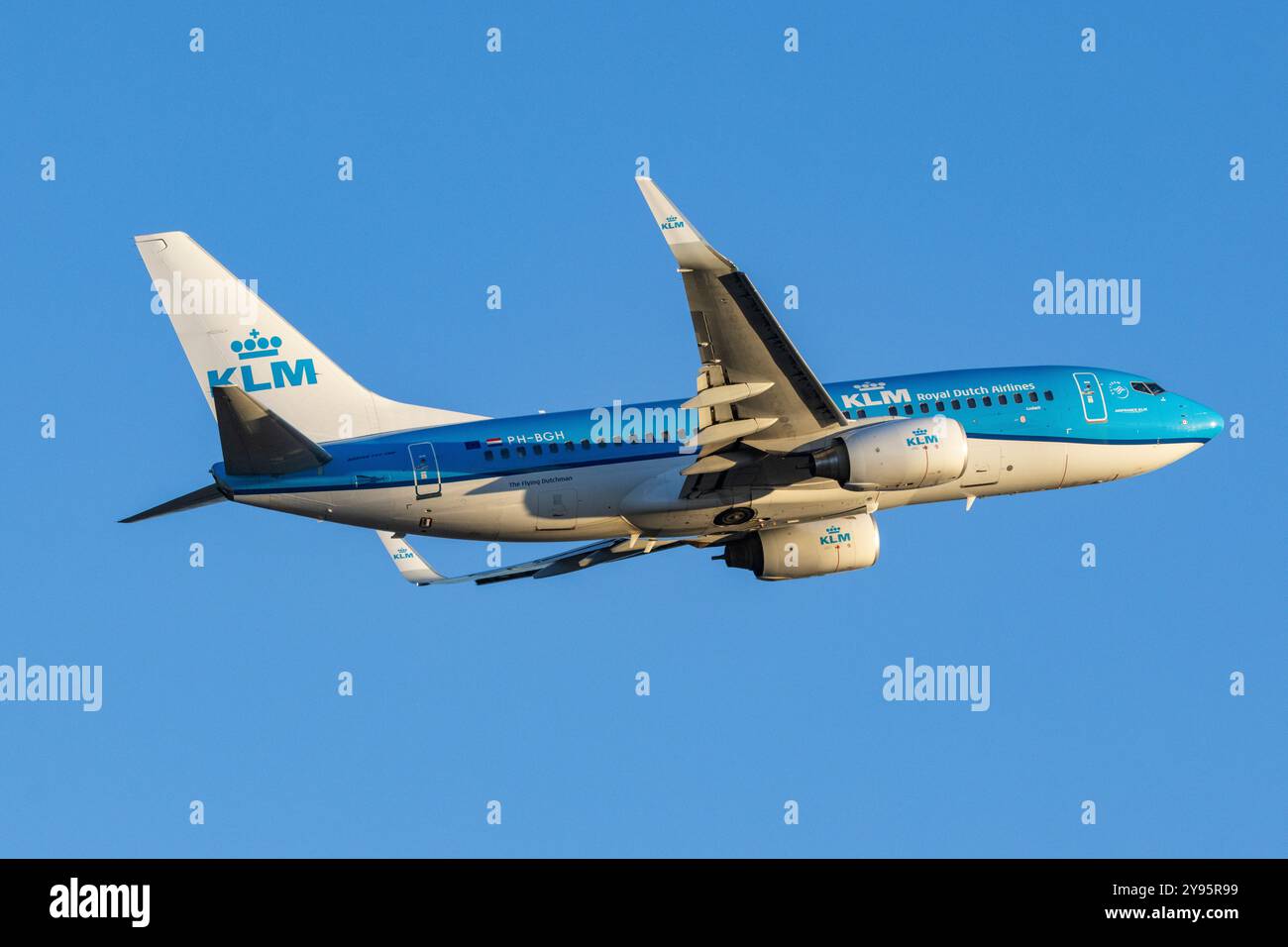 Un Boeing 737 de KLM Dutch Airlines décollant de l'aéroport d'Helsinki Banque D'Images