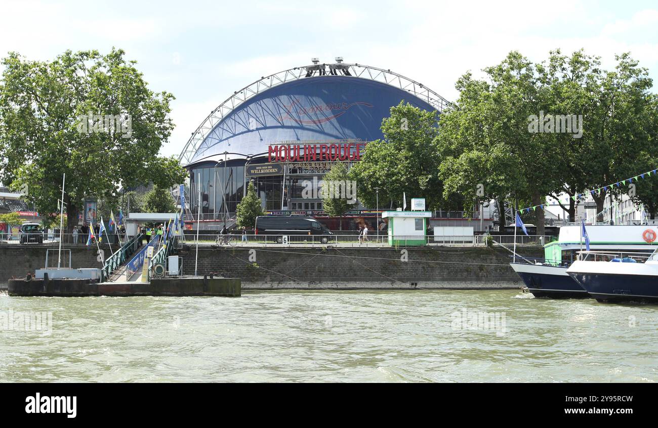 Der musical Dome am Rheinufer vom Rhein aus fotografiert. Köln Nordrhein-Westfalen *** le Dôme musical sur les rives du Rhin photographié depuis le Rhin Cologne Rhénanie du Nord-Westphalie Banque D'Images