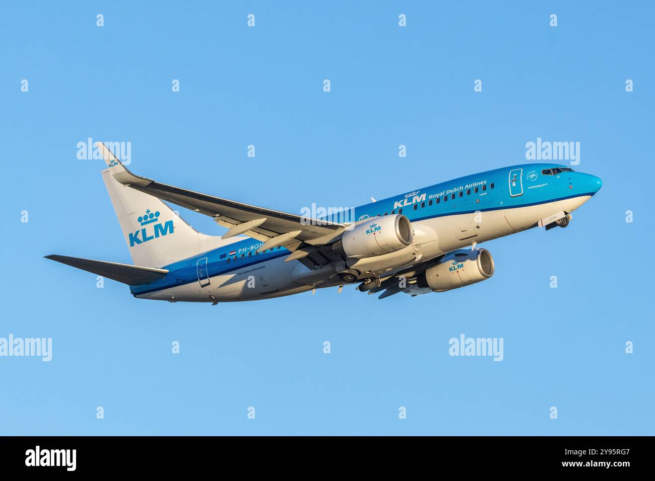 Un Boeing 737 de KLM Dutch Airlines décollant de l'aéroport d'Helsinki Banque D'Images