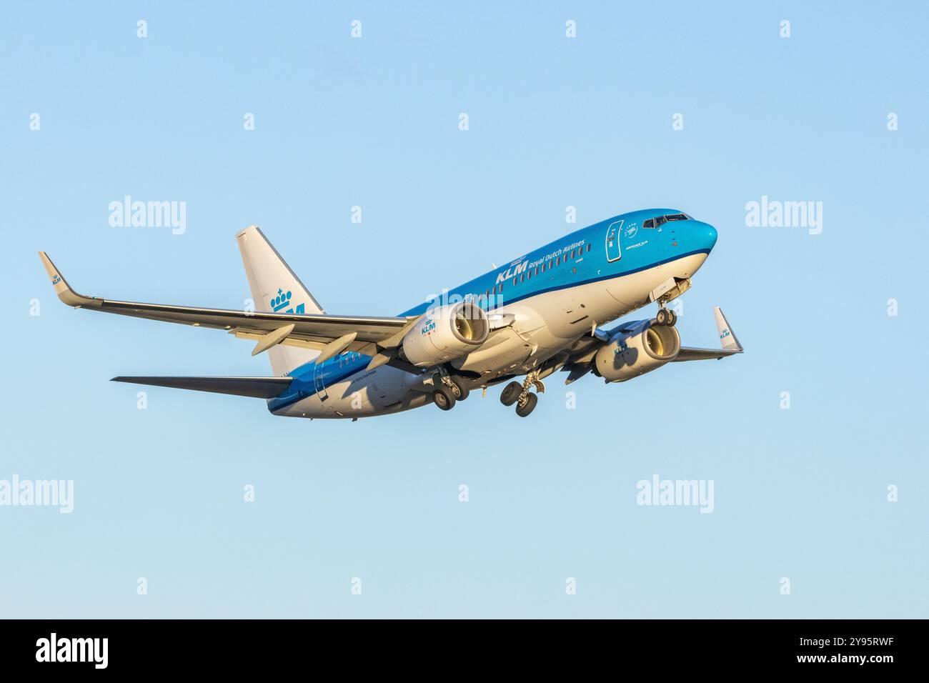 Un Boeing 737 de KLM Dutch Airlines décollant de l'aéroport d'Helsinki Banque D'Images