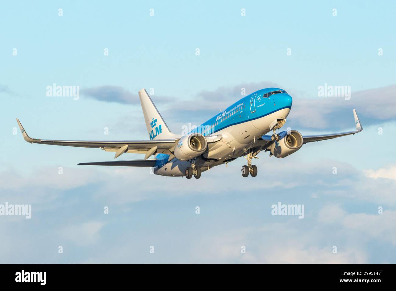 Un Boeing 737 de KLM Dutch Airlines décollant de l'aéroport d'Helsinki Banque D'Images