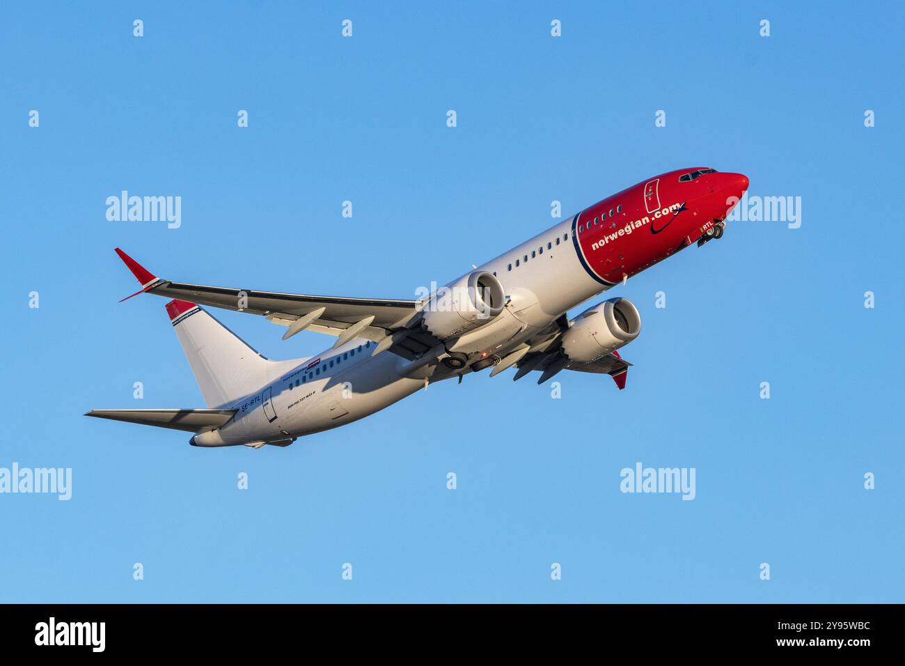 Boeing 737 norvégien décollant de l'aéroport d'Helsinki Banque D'Images