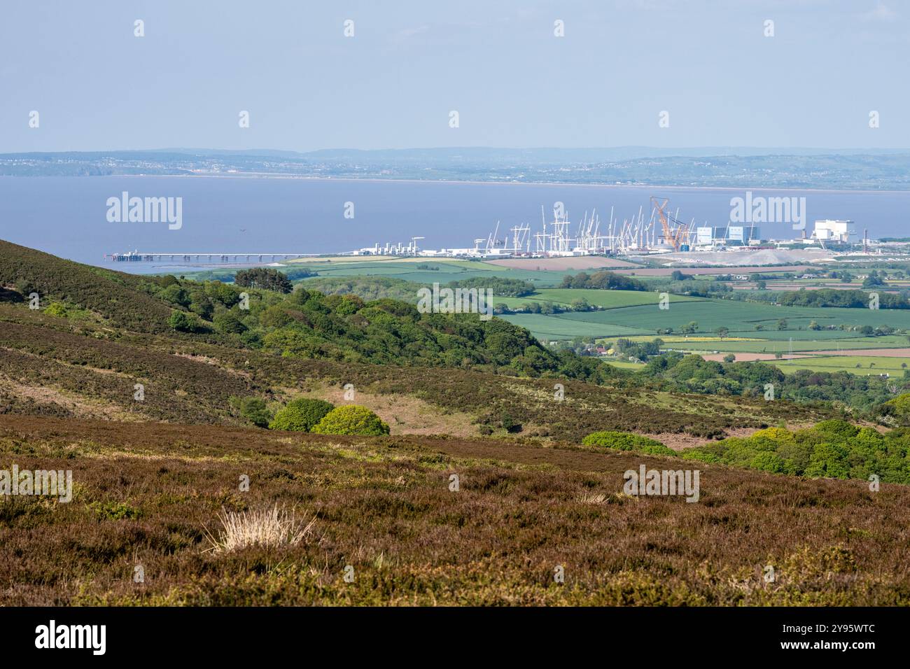 Un groupe de grues à tour marque le site de construction de la centrale nucléaire de Hinkley point C sur la côte ouest du Somerset, vu du Quantock H. Banque D'Images