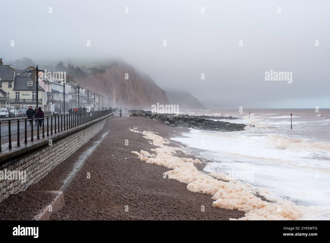 Le mauvais temps souffle sur le front de mer de Sidmouth sur la côte jurassique de Devon. Banque D'Images