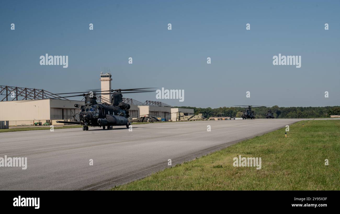 Les soldats de 1-502, 2nd Mobile Brigade combat Team, 101st Airborne Division (Air Assault) volent dans un hélicoptère MH-47 'Chinook' Army avec le soutien du 160th Special Operations Aviation Regiment de ft. Campbell, Kentucky, le 6 octobre 2024 pour soutenir les efforts de secours de l'ouragan Helene. Plus de 1 100 soldats de la 101e division aéroportée (assaut aérien) quittent Fort Campbell pour participer aux efforts de réponse à l’ouragan Helene menés par la Garde nationale de Caroline du Nord et la Federal Emergency Management Agency (FEMA). Banque D'Images