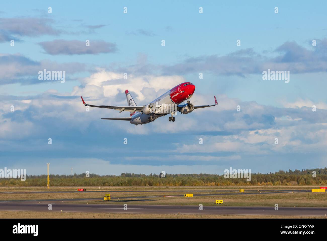 Boeing 737 MAX norvégien à Takinf de l'aéroport d'Helsinki Banque D'Images