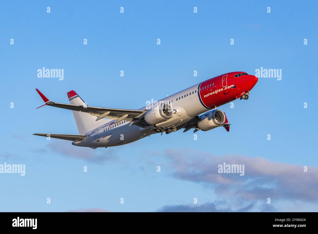 Boeing 737 MAX norvégien à Takinf de l'aéroport d'Helsinki Banque D'Images