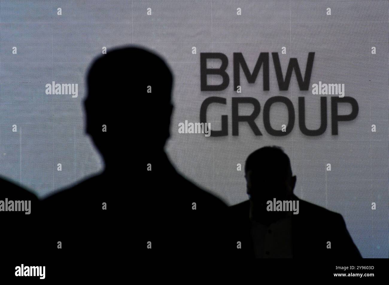 Mumbai, Inde. 08 octobre 2024. Le logo BMW Group est affiché sur l'écran LED lors de la conférence de presse de Tata technologies et BMW joint venture. La coentreprise annoncée se concentre sur le développement de logiciels automobiles de pointe et de solutions INFORMATIQUES pour le portefeuille mondial de BMW. Crédit : SOPA images Limited/Alamy Live News Banque D'Images