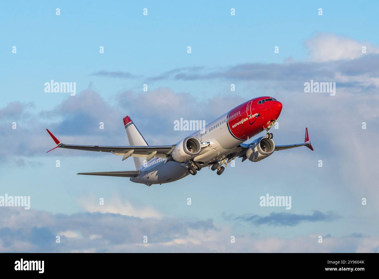 Boeing 737 MAX norvégien à Takinf de l'aéroport d'Helsinki Banque D'Images