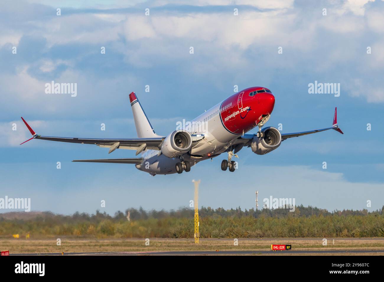 Boeing 737 MAX norvégien à Takinf de l'aéroport d'Helsinki Banque D'Images