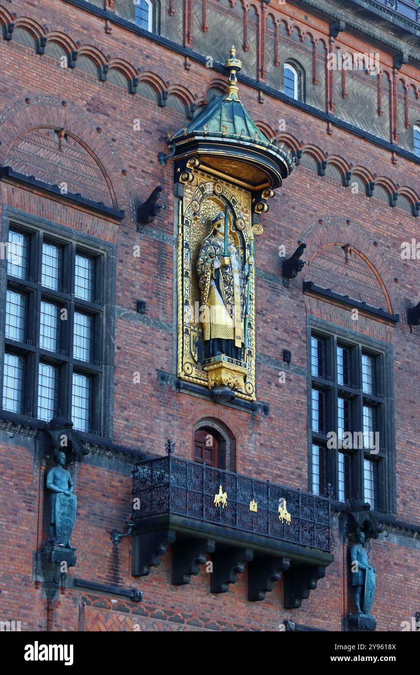 Sculpture de l'évêque Absalon, fondateur de la ville, montée sur wakk au-dessus de l'entrée de l'hôtel de ville, Copenhague Banque D'Images