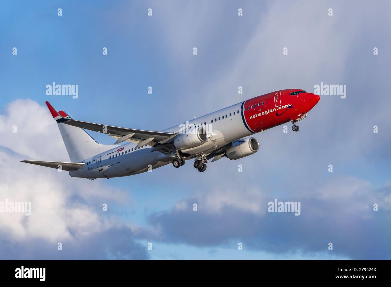Boeing 737 norvégien décollant de l'aéroport d'Helsinki Banque D'Images