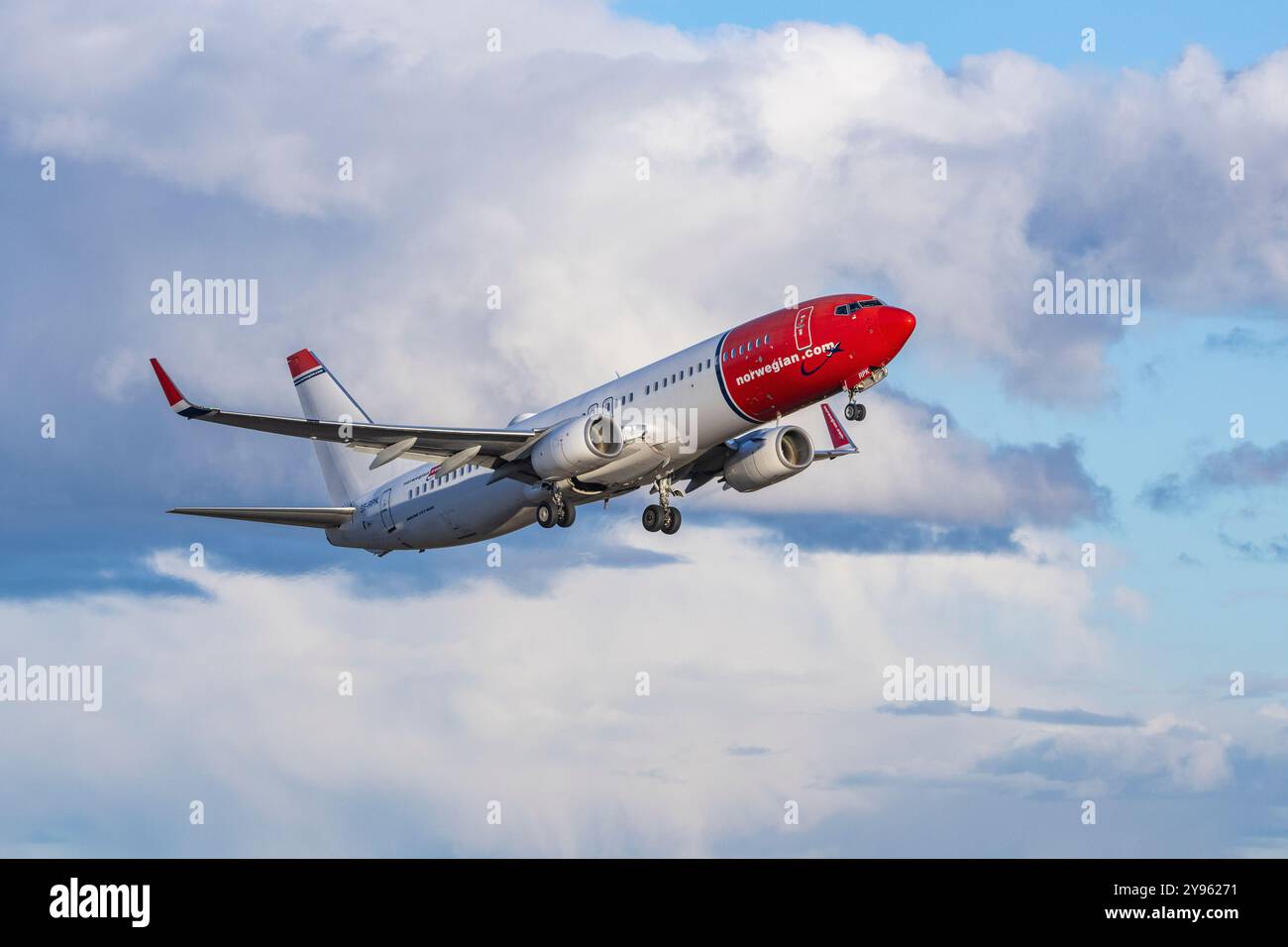 Boeing 737 norvégien décollant de l'aéroport d'Helsinki Banque D'Images